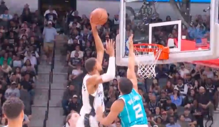 我只是微微一笑~文班亚马单打格威 转身蹦起左手单臂隔扣很轻松！