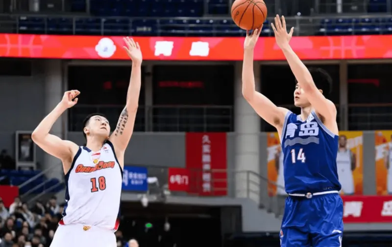 皇冠体育-广东男篮全场共出现32次犯规，其中4人五犯离场