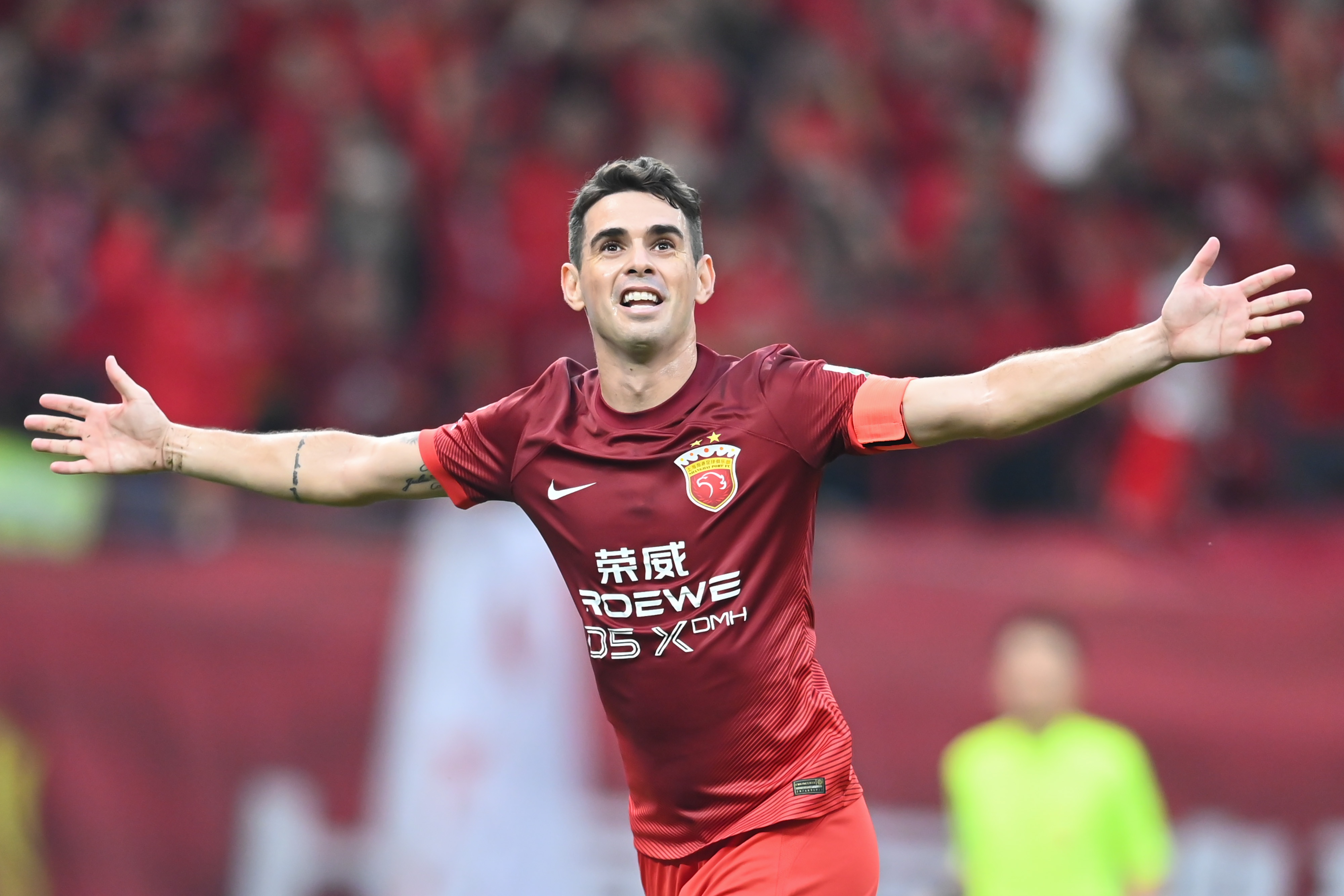 皇冠体育-记者谈奥斯卡退役：他与海港、球迷乃至这座城市如家人般密不可分